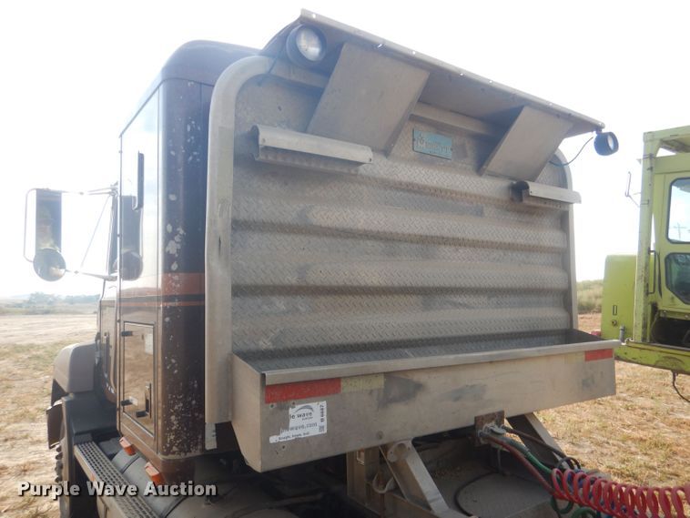 image for item HU9448 1993 Mack CH613 semi truck