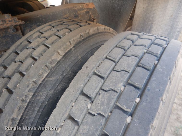 image for item HU9448 1993 Mack CH613 semi truck