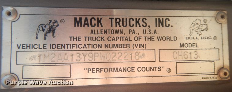 image for item HU9448 1993 Mack CH613 semi truck