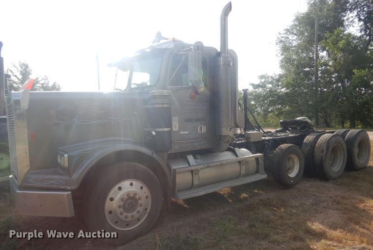 image for item HU9449 1988 Freightliner  semi truck