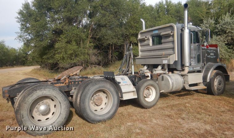 image for item HU9449 1988 Freightliner  semi truck