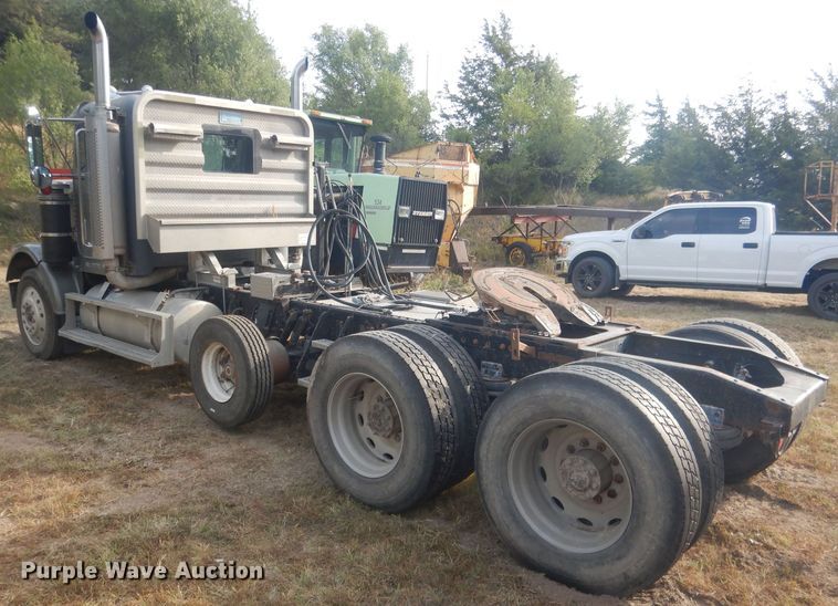 image for item HU9449 1988 Freightliner  semi truck