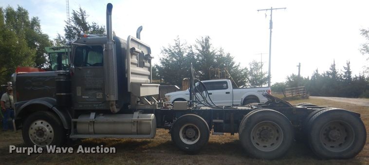 image for item HU9449 1988 Freightliner  semi truck