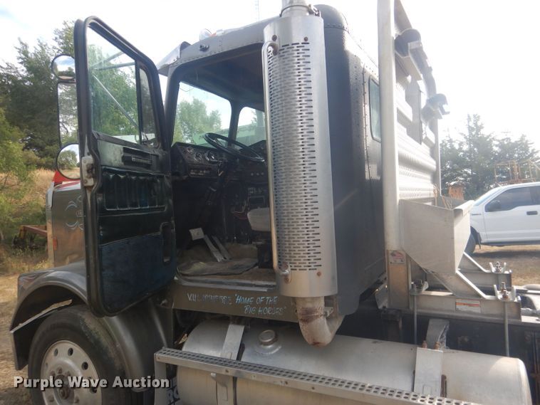 image for item HU9449 1988 Freightliner  semi truck