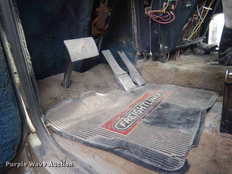 image for item HU9449 1988 Freightliner  semi truck