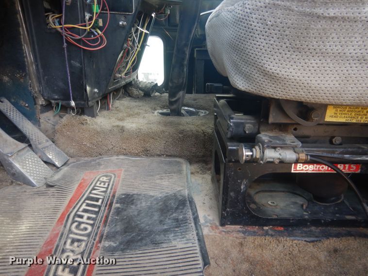 image for item HU9449 1988 Freightliner  semi truck