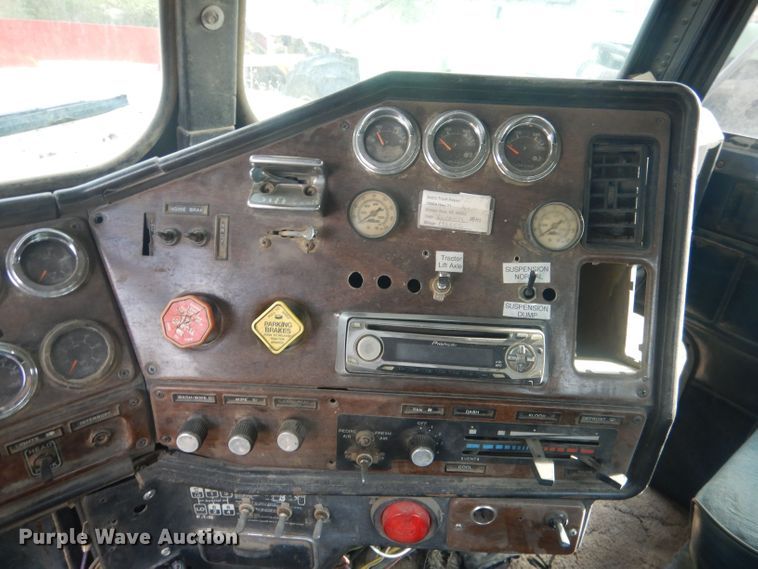 image for item HU9449 1988 Freightliner  semi truck