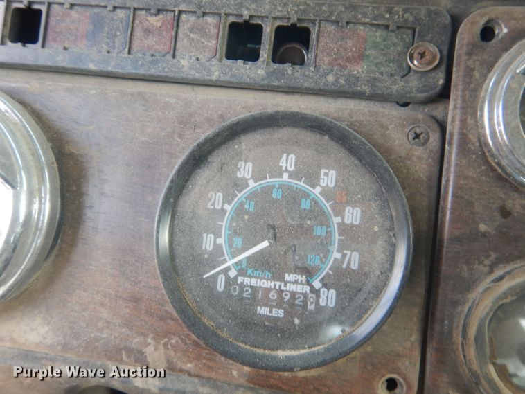 image for item HU9449 1988 Freightliner  semi truck