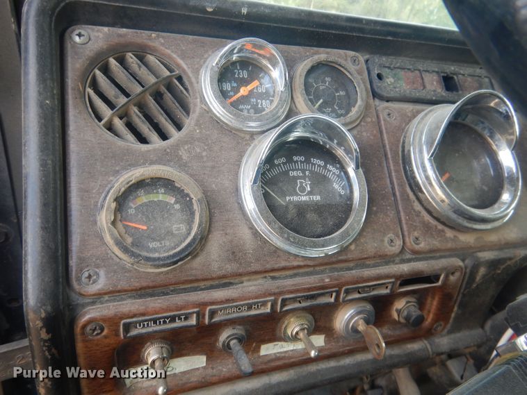 image for item HU9449 1988 Freightliner  semi truck