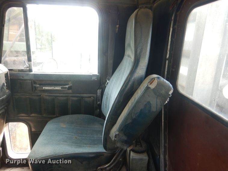 image for item HU9449 1988 Freightliner  semi truck