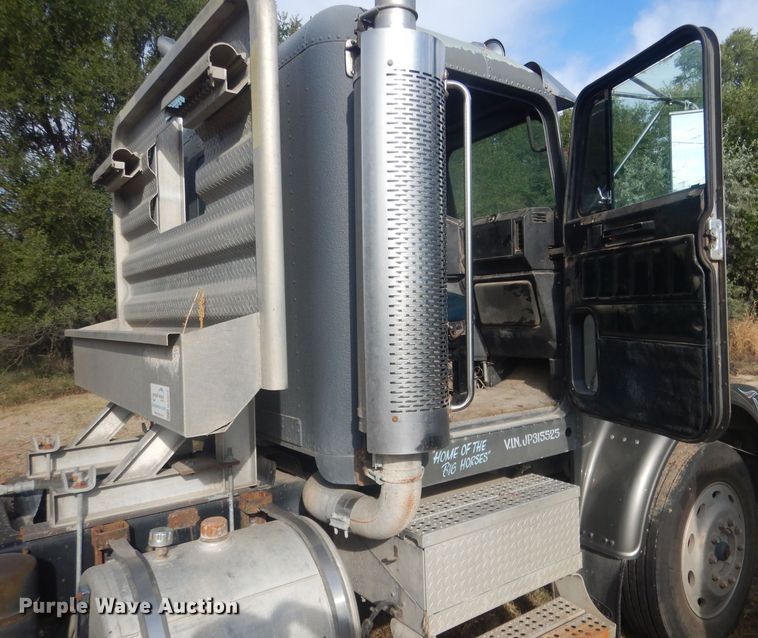 image for item HU9449 1988 Freightliner  semi truck