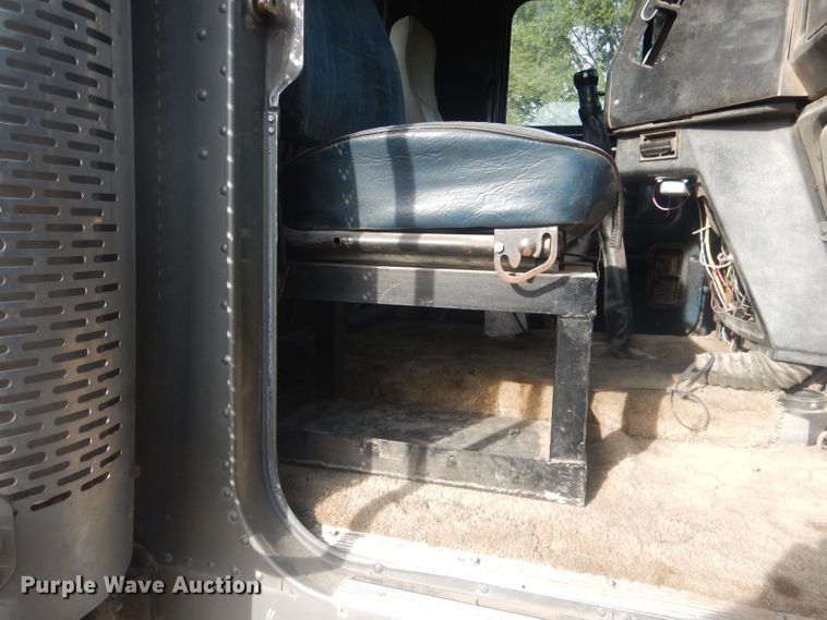 image for item HU9449 1988 Freightliner  semi truck