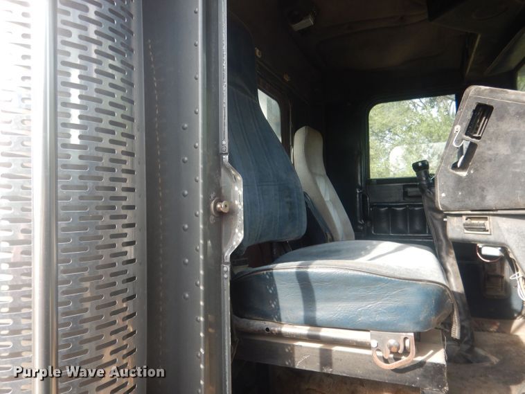 image for item HU9449 1988 Freightliner  semi truck