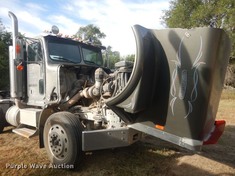 image for item HU9449 1988 Freightliner  semi truck