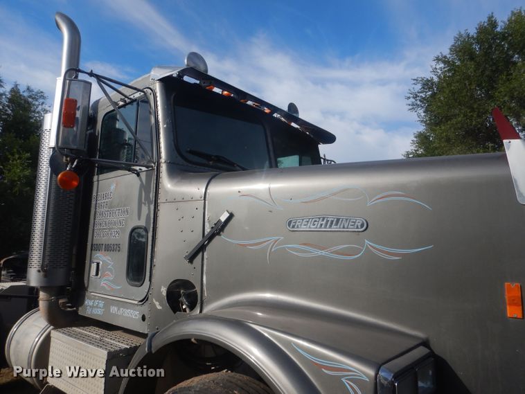 image for item HU9449 1988 Freightliner  semi truck