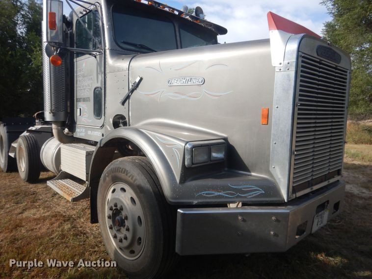 image for item HU9449 1988 Freightliner  semi truck