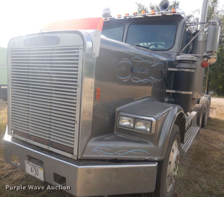 image for item HU9449 1988 Freightliner  semi truck