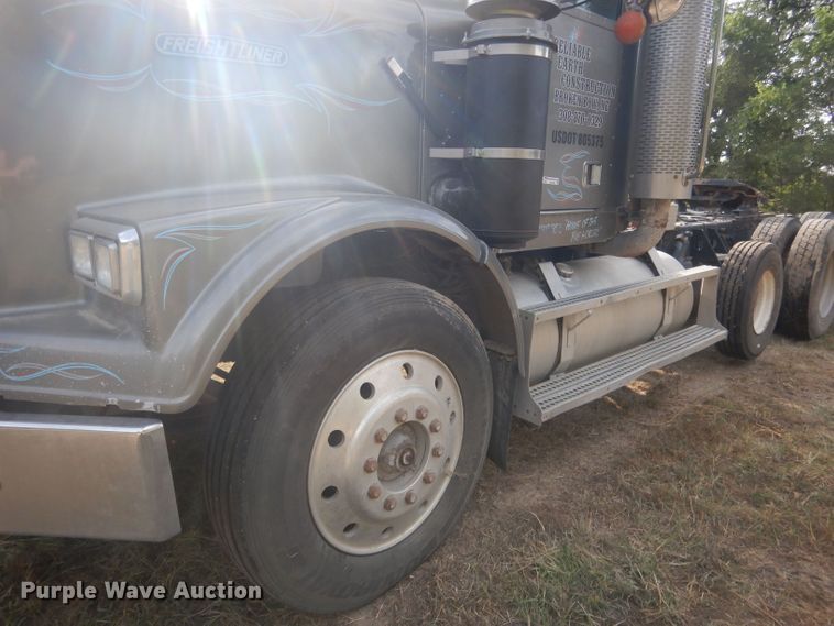 image for item HU9449 1988 Freightliner  semi truck