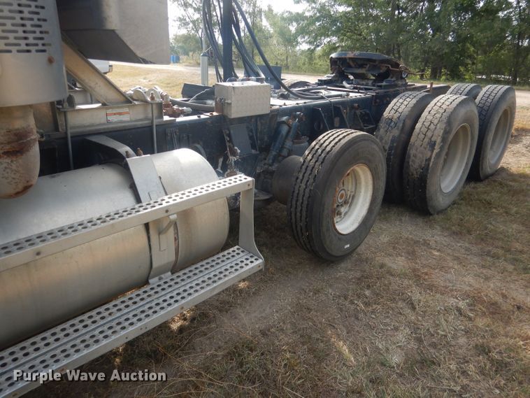 image for item HU9449 1988 Freightliner  semi truck