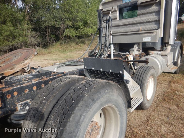 image for item HU9449 1988 Freightliner  semi truck