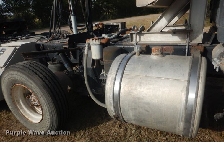 image for item HU9449 1988 Freightliner  semi truck