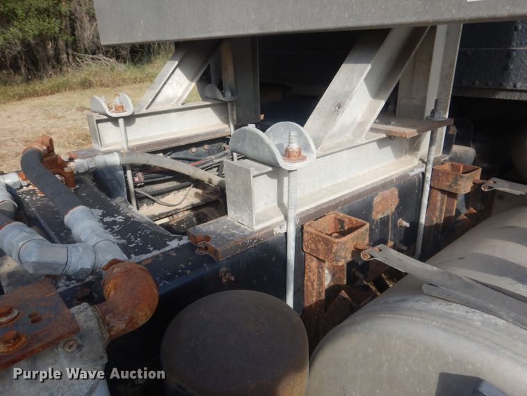 image for item HU9449 1988 Freightliner  semi truck