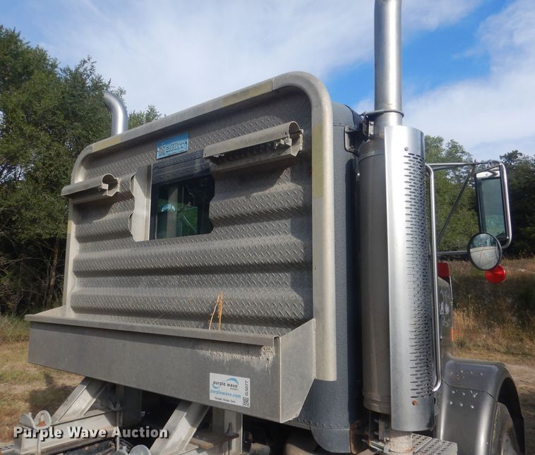 image for item HU9449 1988 Freightliner  semi truck