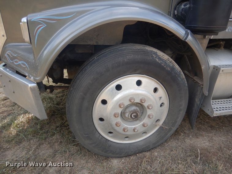 image for item HU9449 1988 Freightliner  semi truck