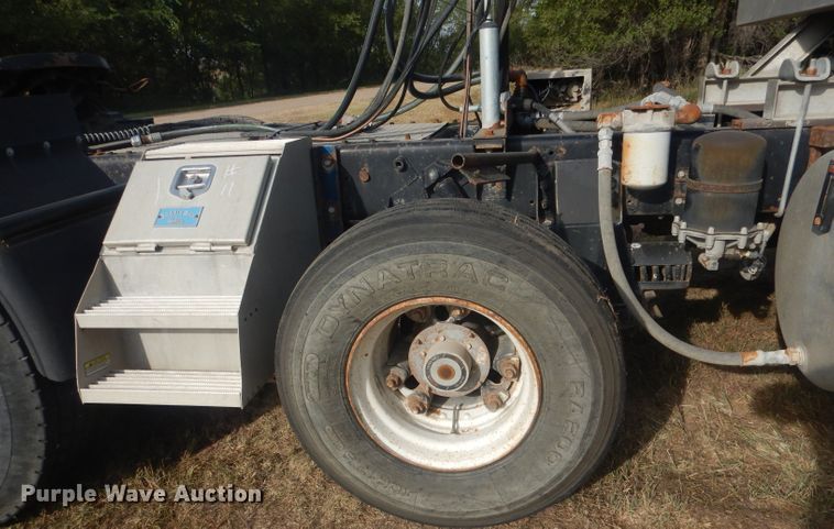 image for item HU9449 1988 Freightliner  semi truck