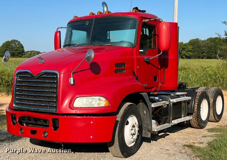 image for item IA9115 2012 Mack CXU613  semi truck