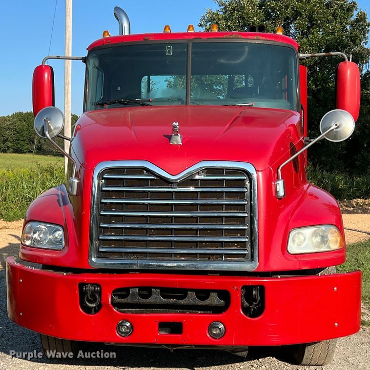 image for item IA9115 2012 Mack CXU613  semi truck