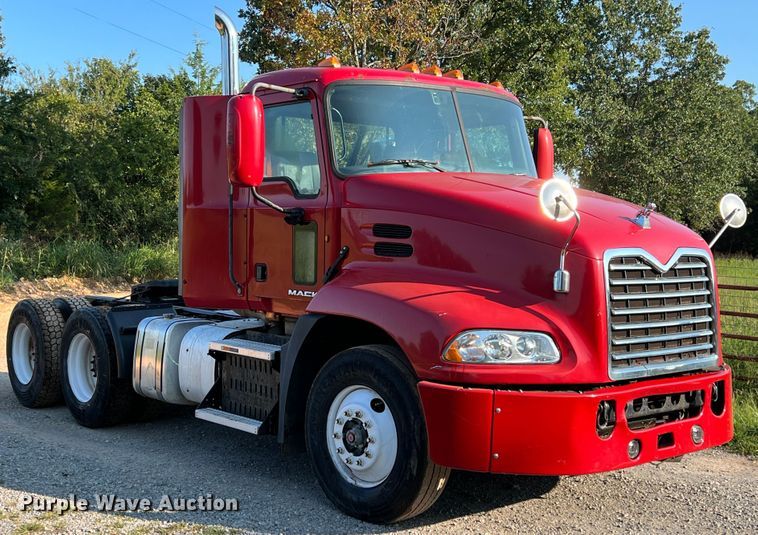 image for item IA9115 2012 Mack CXU613  semi truck