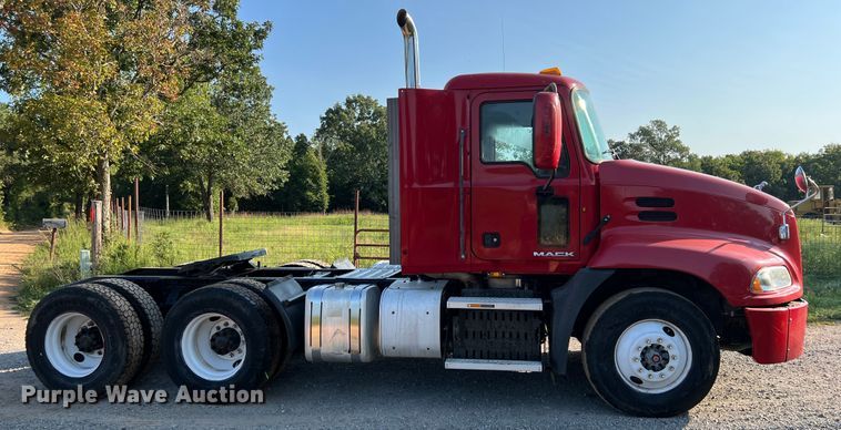 image for item IA9115 2012 Mack CXU613  semi truck