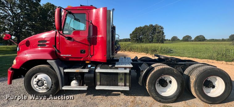 image for item IA9115 2012 Mack CXU613  semi truck