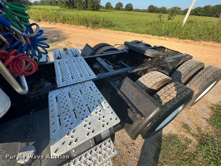 image for item IA9115 2012 Mack CXU613  semi truck