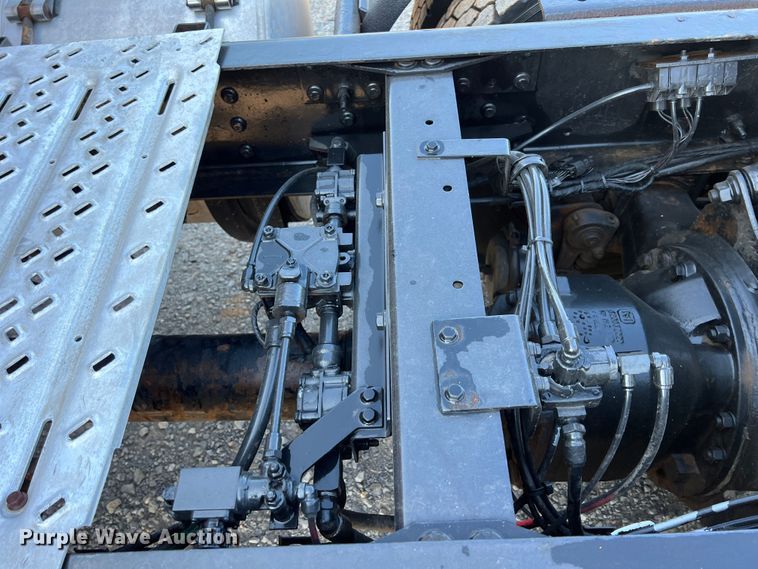 image for item IA9115 2012 Mack CXU613  semi truck