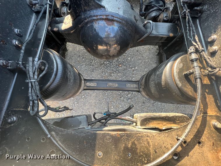 image for item IA9115 2012 Mack CXU613  semi truck