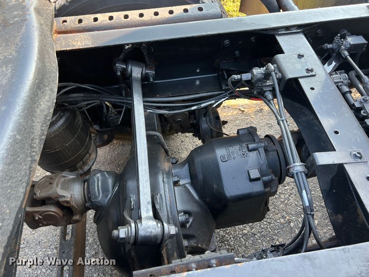 image for item IA9115 2012 Mack CXU613  semi truck