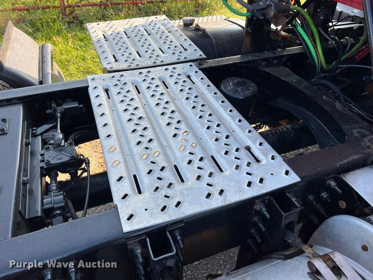 image for item IA9115 2012 Mack CXU613  semi truck