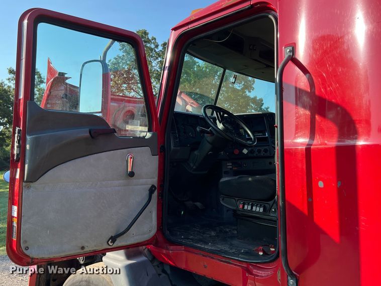 image for item IA9115 2012 Mack CXU613  semi truck