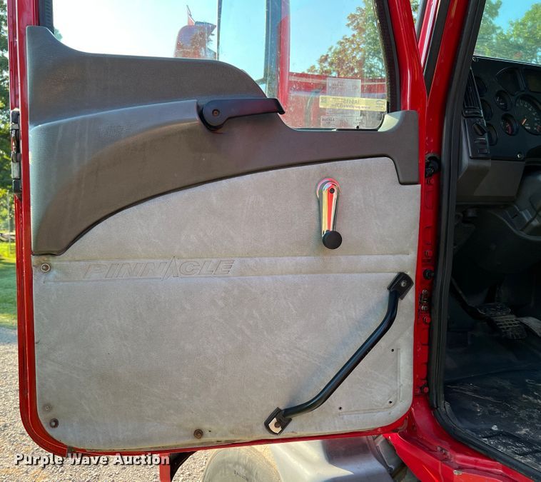 image for item IA9115 2012 Mack CXU613  semi truck