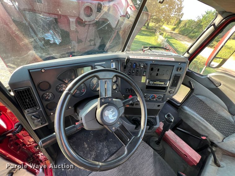 image for item IA9115 2012 Mack CXU613  semi truck