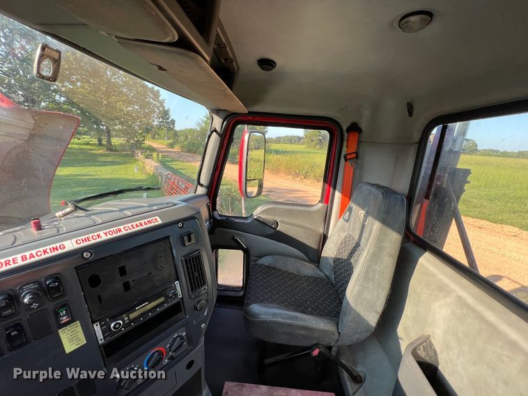 image for item IA9115 2012 Mack CXU613  semi truck