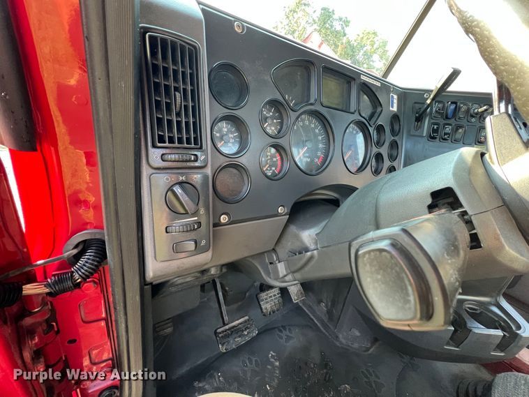 image for item IA9115 2012 Mack CXU613  semi truck