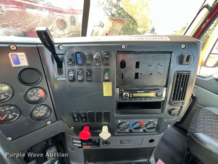 image for item IA9115 2012 Mack CXU613  semi truck