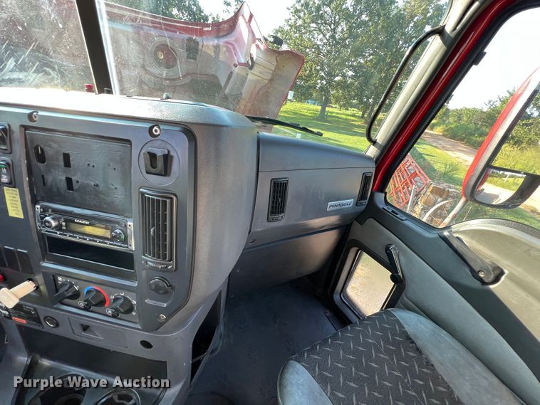 image for item IA9115 2012 Mack CXU613  semi truck