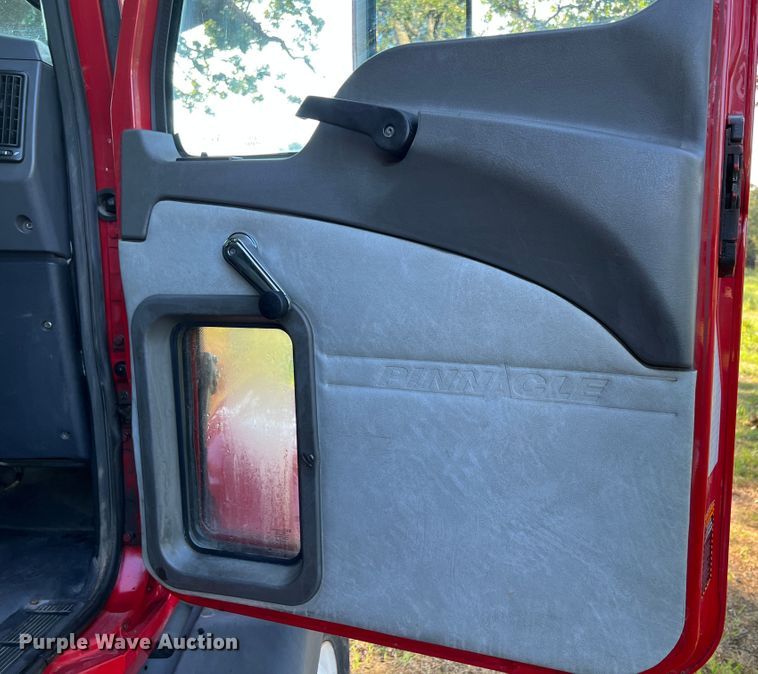 image for item IA9115 2012 Mack CXU613  semi truck