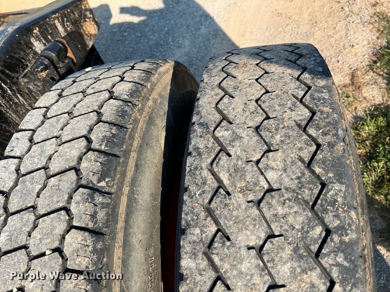 image for item IA9115 2012 Mack CXU613  semi truck