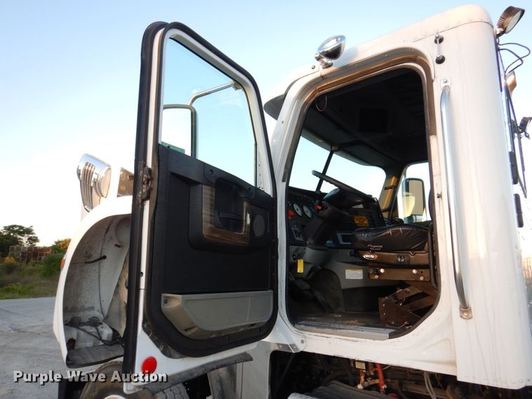 image for item KF9517 2013 Freightliner Coronado  semi truck