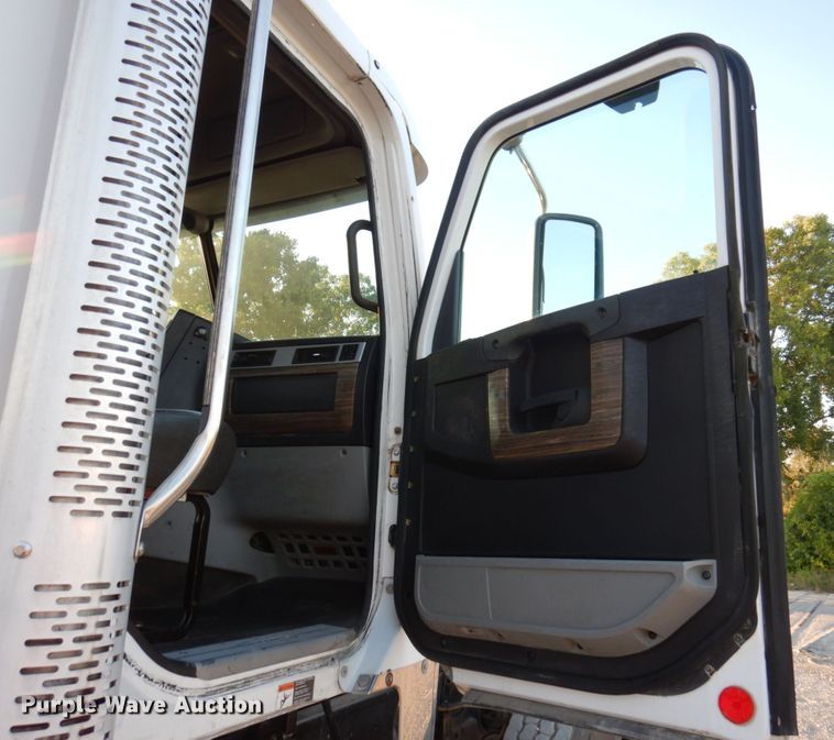 image for item KF9517 2013 Freightliner Coronado  semi truck